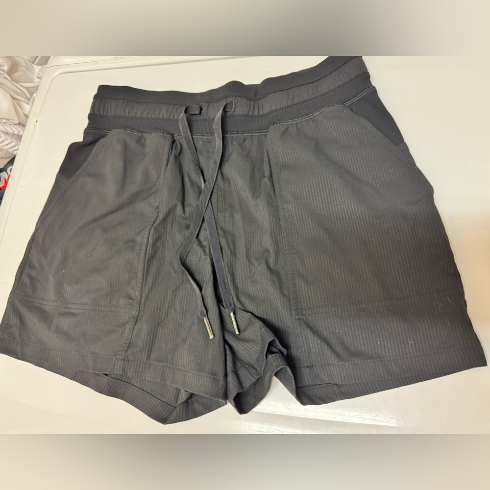 Lululemon Dance Studio High rise shorts size 6 EUC